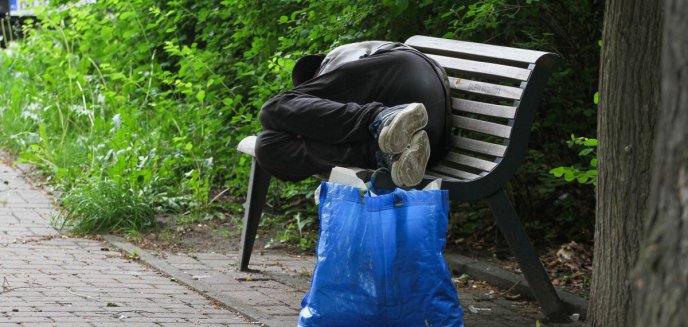 Artykuł: Pijany bezdomny spał na przystanku autobusowym pod Olsztynem. Zareagował świadek