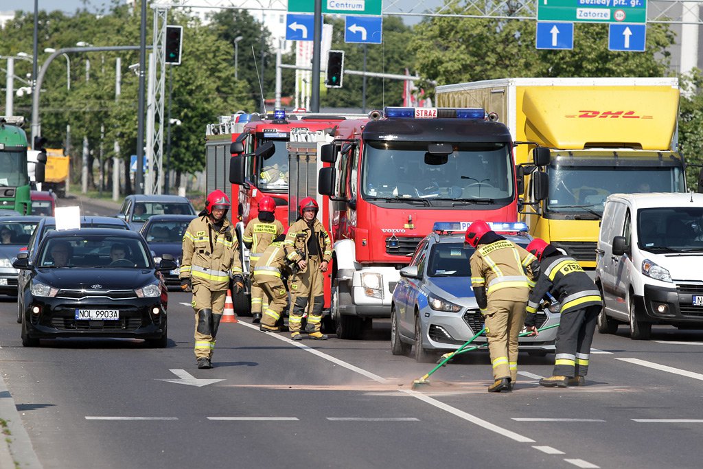 Kolizja na ul. Towarowej. Dostawca jedzenia, jadący