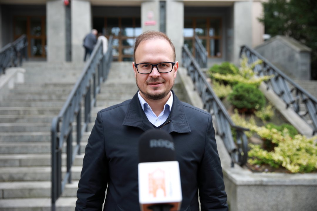 Artykuł: Marcin Kotowski poszedł do sądu. Chodzi o wpis na platformie X. „Proszę nad tym banerem jeszcze zapłakać” [WIDEO]