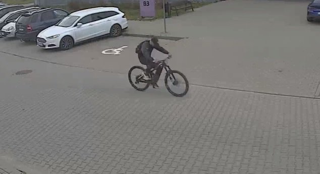 Artykuł: Osiedle Mazurskie. Przywłaszczył sobie rower o wartości 15 tys. zł. Teraz szuka go policja [WIDEO]
