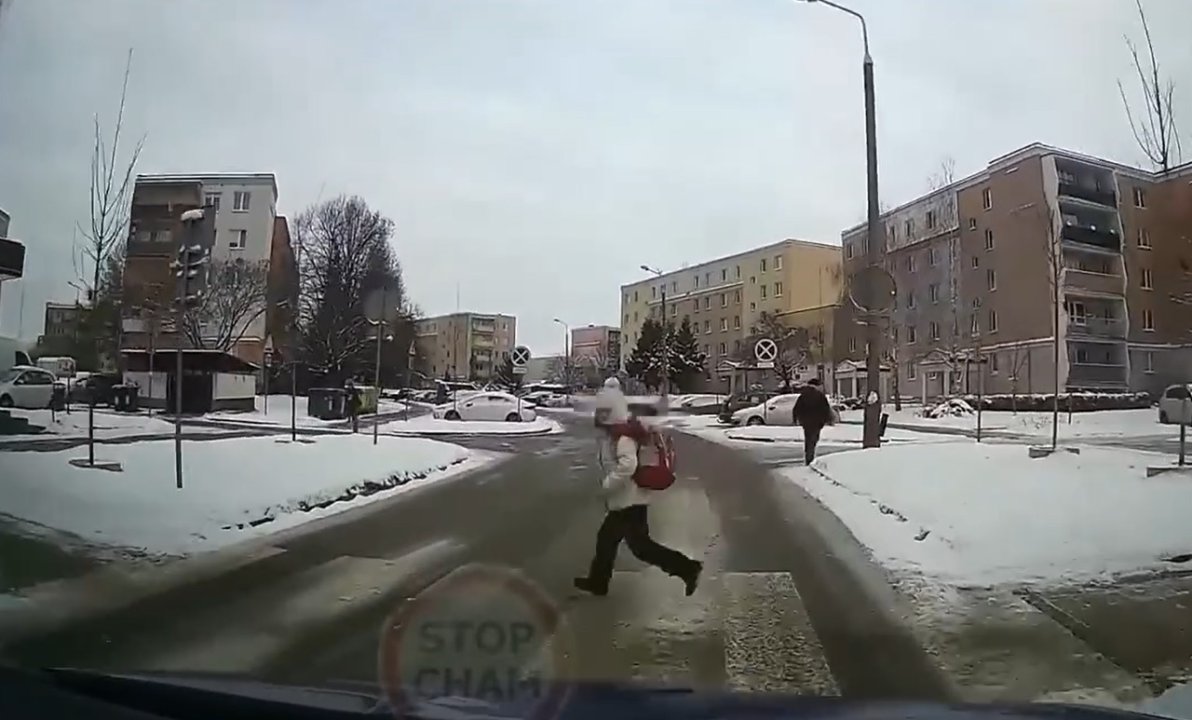 Artykuł: Groźne zdarzenie na ulicy Wiecherta. Sekundy dzieliły dziecko od potrącenia przez samochód [WIDEO]