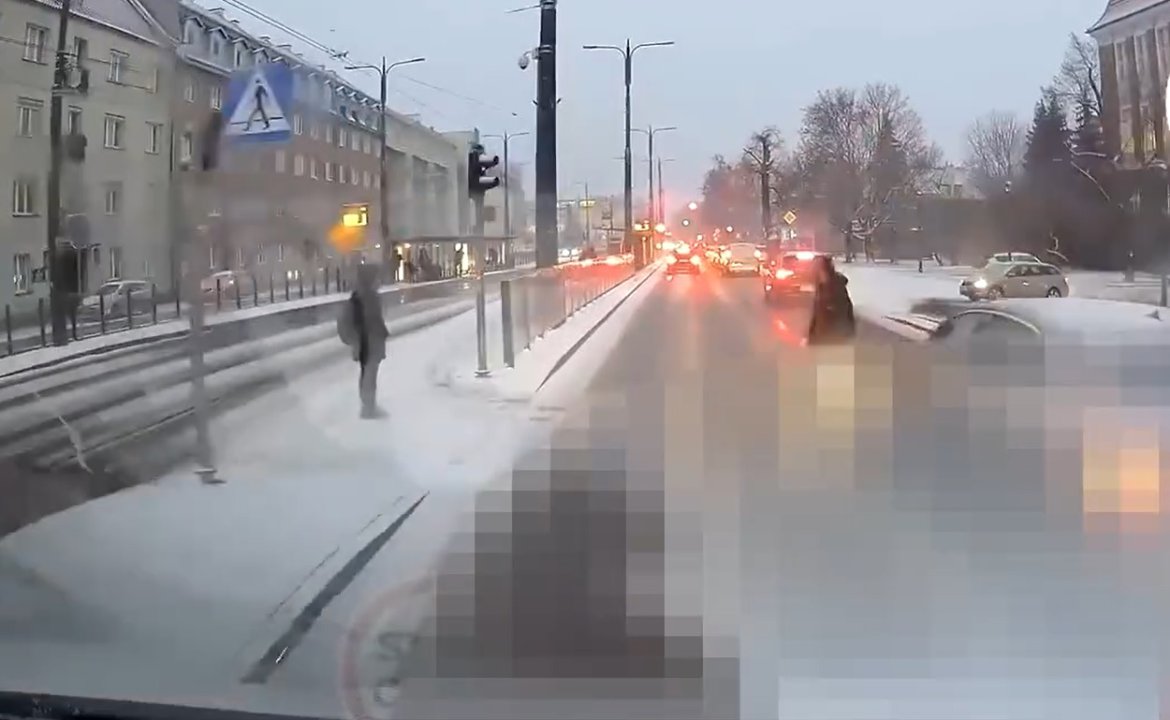 Artykuł: Skwer Wakara. Pieszy w kapturze wszedł na jezdnię pod nadjeżdżającą karetkę [WIDEO]