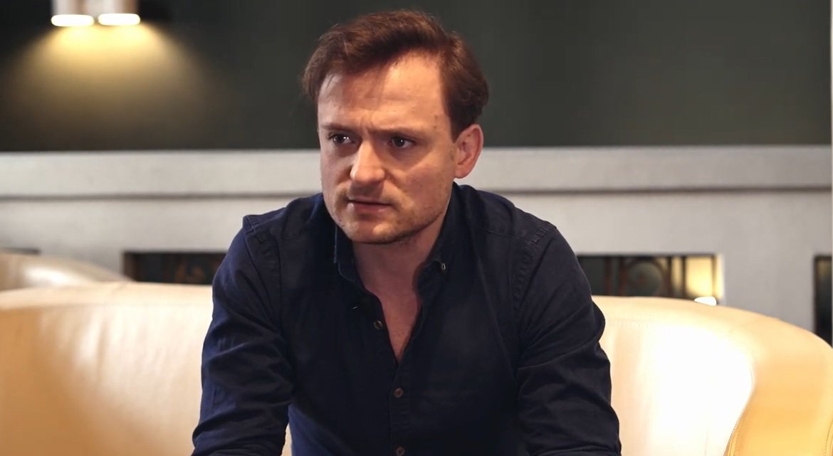 Artykuł: „Wiem, że jestem w dobrym miejscu, ale nie czuję się do końca szczęśliwy na życie”. Szczera rozmowa z aktorem Dawidem Dziarkowskim [WIDEO]