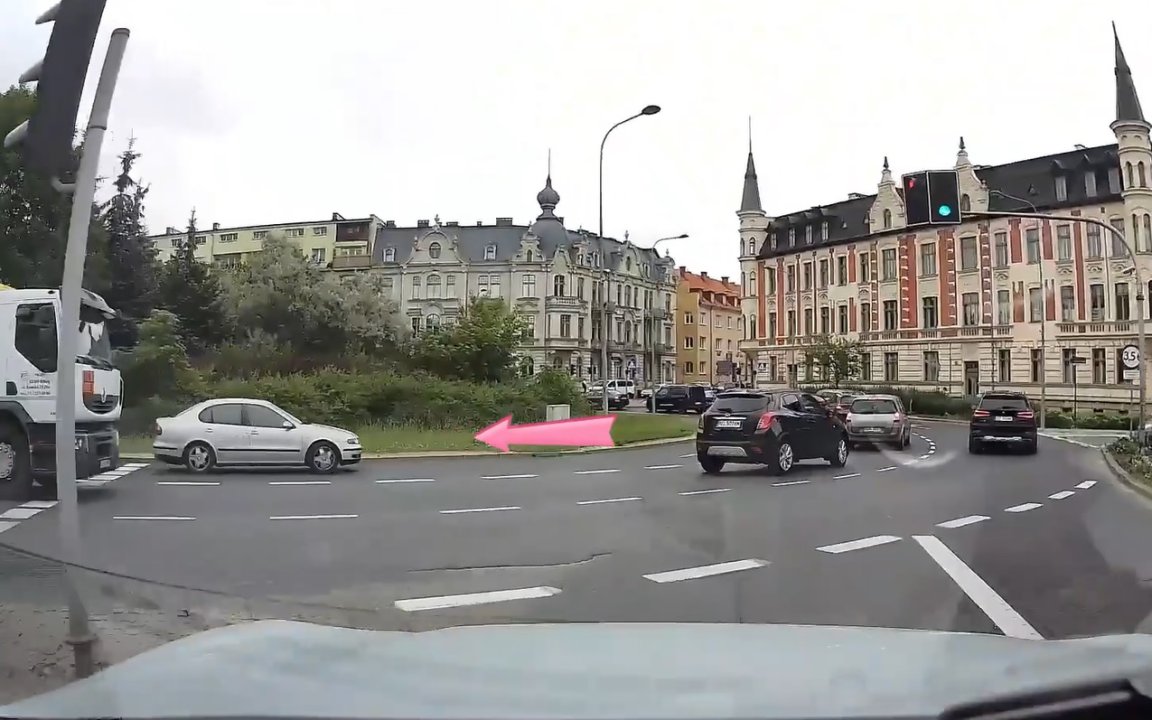 Artykuł: Kierujący seatem kontra rondo Bema w Olsztynie [WIDEO]