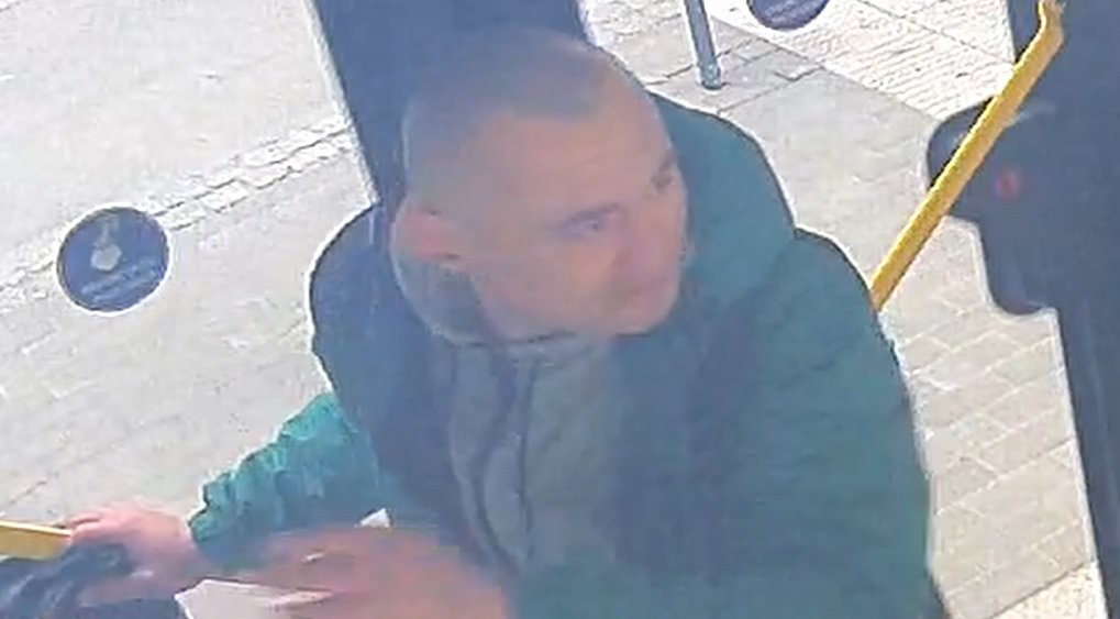Artykuł: Olsztyn. Kradzież w miejskim autobusie. Policja szuka kieszonkowca [WIDEO]