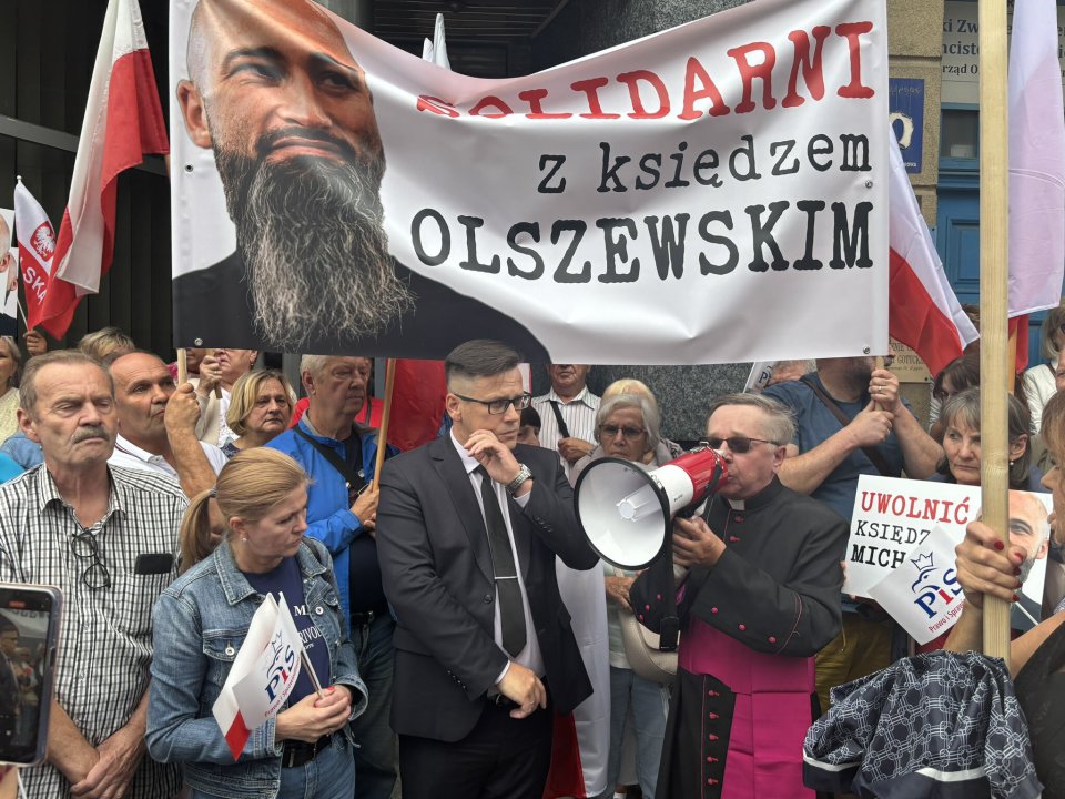 Artykuł: ''Uwolnić księdza, zamknąć Bodnara''. Protest sympatyków PiS ws. oskarżonego sercanina [WIDEO]