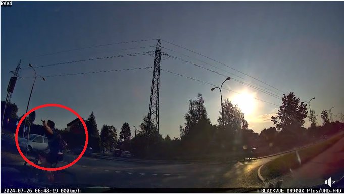 Artykuł: Rowerzysta pokazał kierowcy środkowy palec. Starcie przy ul. Saperskiej w Olsztynie [WIDEO]