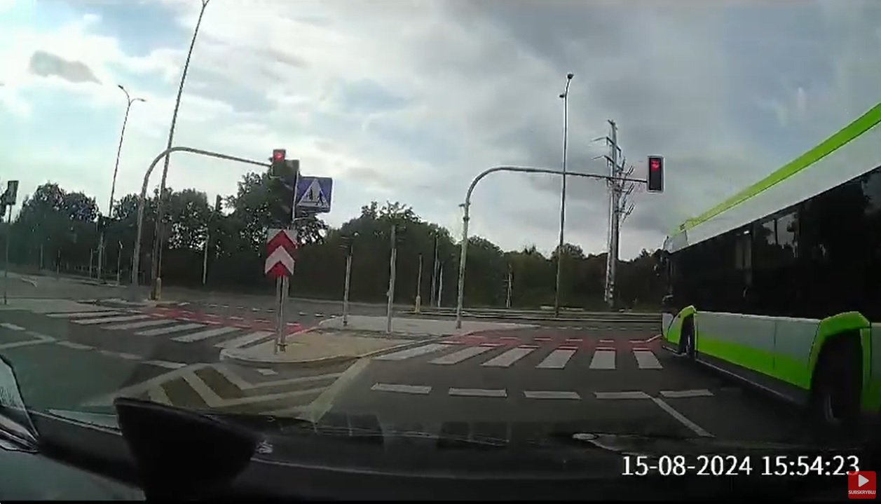 Artykuł: Olsztyn. O krok od tragedii. Kierowca autobusu miejskiego zlekceważył czerwone światło [WIDEO]