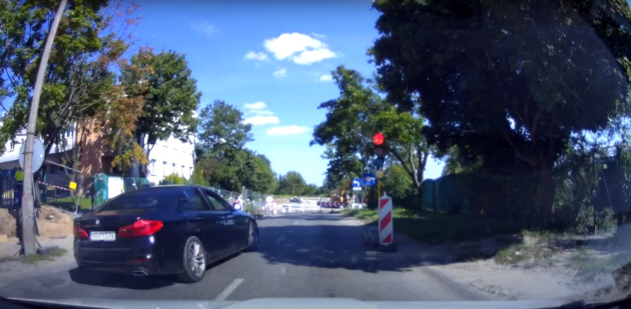 Artykuł: BMW, czyli Będziesz Miał Wypadek? Wjechał "na czerwonym" przy budowie ronda w Olsztynie [WIDEO]