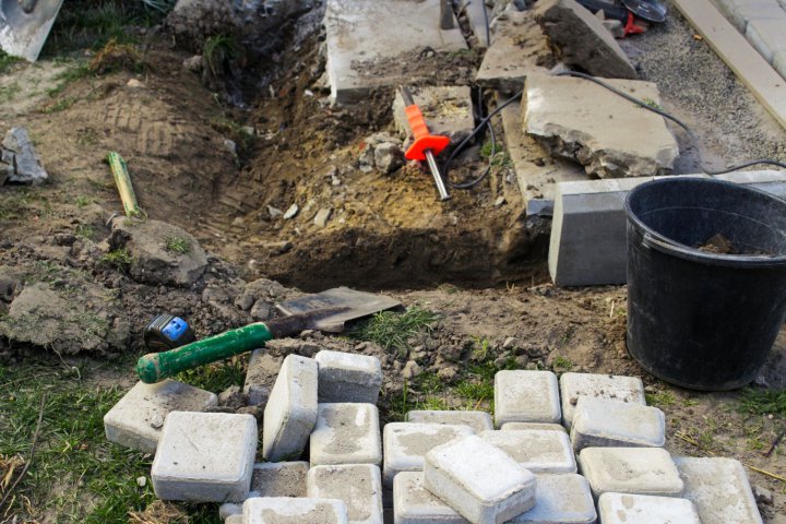 Przygotowanie podłoża pod fundament z kostki brukowej