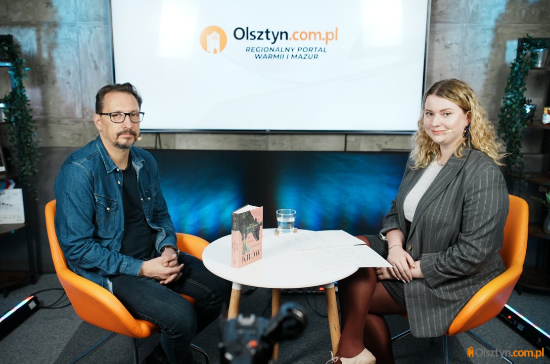 Artykuł: Gliniane dusze, milczący Bóg i zbliżająca się apokalipsa. Łukasz Staniszewski o świecie z „Pieśni łaciatych krów” [WIDEO]