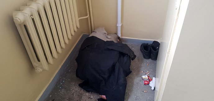 Artykuł: Pijany 32-latek spał na klatce schodowej jednego z bloków w Olsztynie. Był poszukiwany