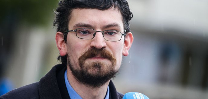 Artykuł: Głosowanie nie poszło po myśli radnego PiS, Radosława Nojmana. Chcą pozbawić go pracy