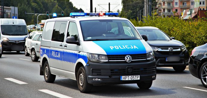 Olsztynek. Policjanci wymienili koło i zadbali o uśmiech dziecka