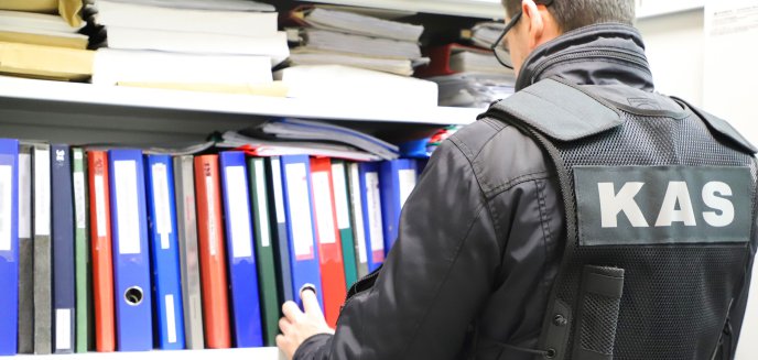 KAS rozbiła zorganizowaną grupę przestępczą, która wystawiała fikcyjne faktury. Pięć osób zatrzymano