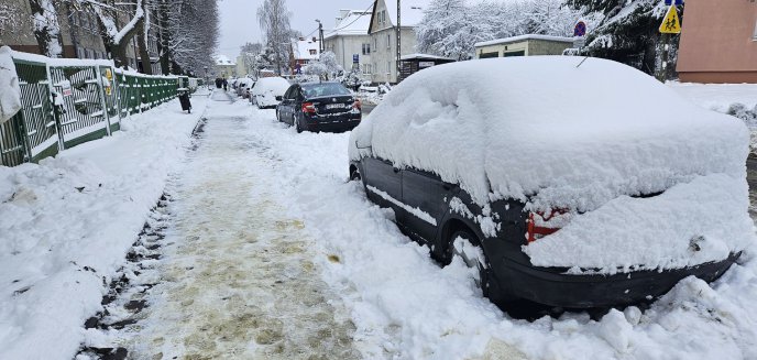 Warmia i Mazury walczą z atakiem zimy. Ponad 120 kolizji i 80 powalonych drzew