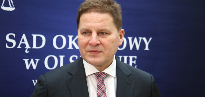 Dokumenty przywieźli ciężarówką. Sędzia z Olsztyna musi przeczytać 1600 tomów akt