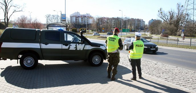 Na widok radiowozu schowali się do sklepu, później grozili policjantom. Wszystko przez brak maseczki