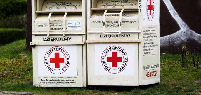 Unia Europejska stawia na recykling tekstyliów, PCK oferuje pomoc, a ludzie... wrzucają śmieci