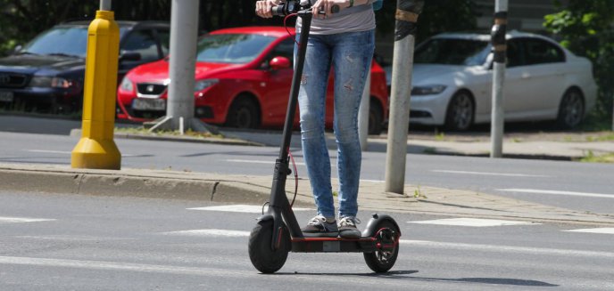 Artykuł: Czołówka na hulajnogach. Kobieta trafiła do szpitala