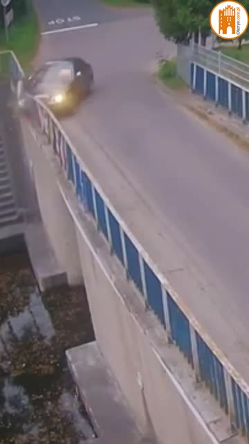 Rover zawisł nad kanałem. Była pijana